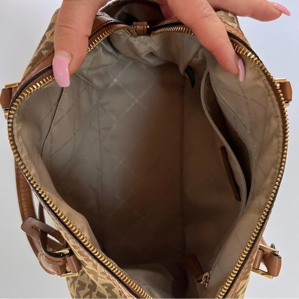 Michael Kors Bedford LG Duffle Satchel Bag in beige/ebony in excellent condition